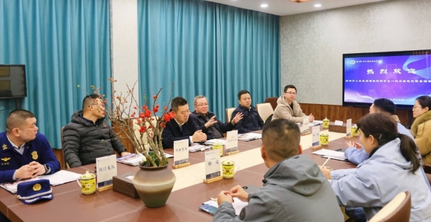 株洲市人民政府副市長(zhǎng)楊勝躍，市人民政府副秘書(shū)長(zhǎng)歐陽(yáng)元初，市教育局李易常局長(zhǎng)一行蒞臨我校視察指導(dǎo)開(kāi)學(xué)工作